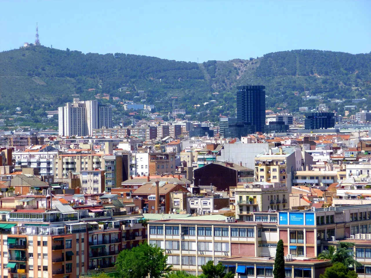 Toits et immeubles de Barcelone devant les collines