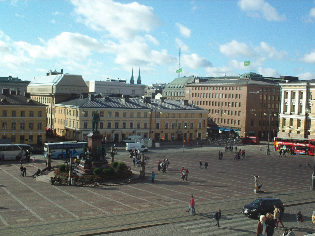 La place du Sénat à Helsinki photographiée depuis les abords de la cathédrale