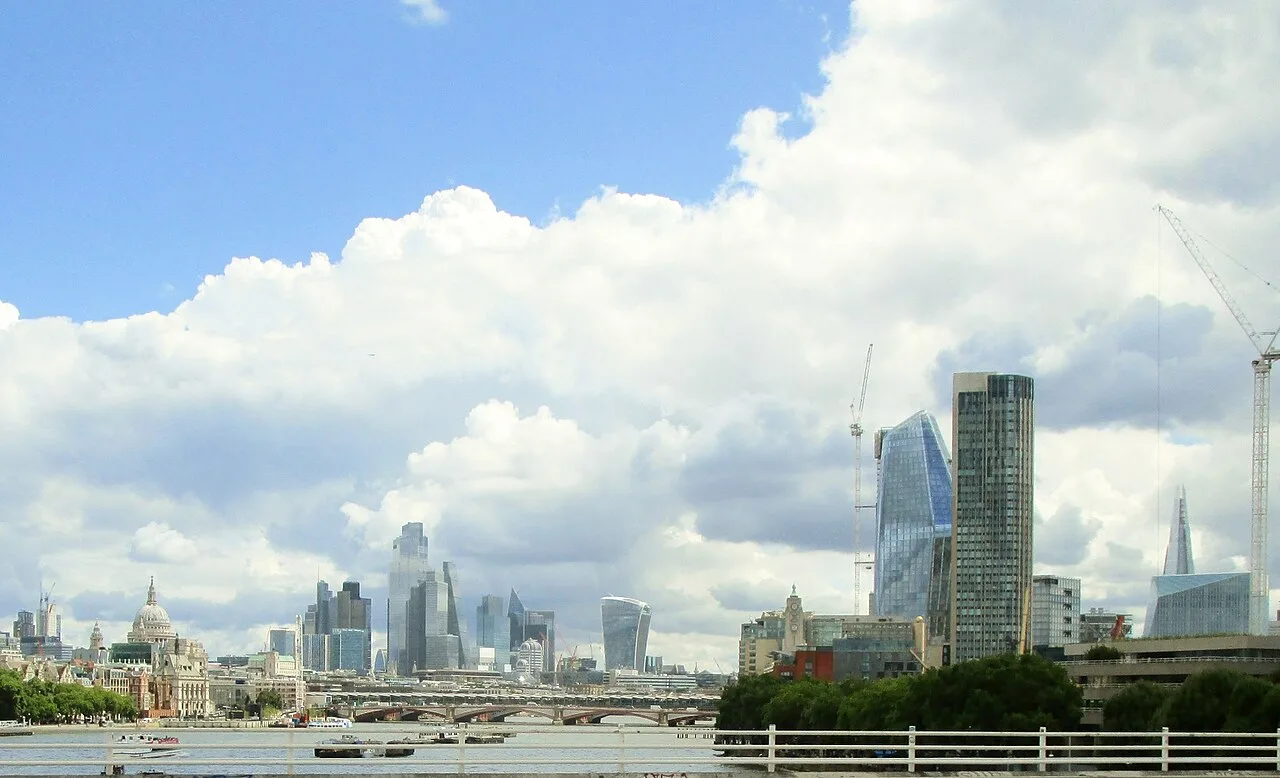 Vue de Londres depuis Waterloo Bridge avec la Tamise, Saint-Paul et les tours de la City