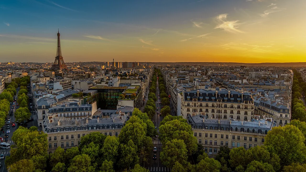 Paris depuis l’Arc de triomphe : toits, avenue et tour Eiffel au coucher du soleil