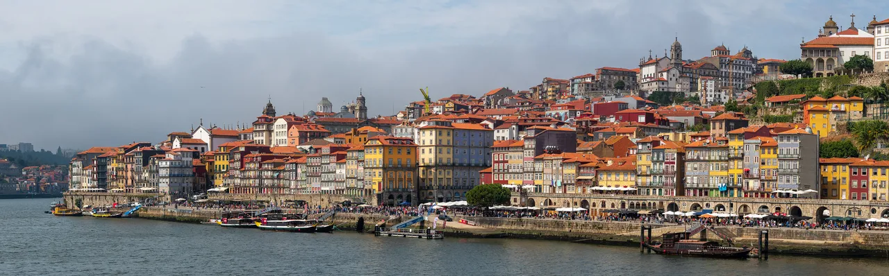 Façades colorées du quartier de la Ribeira à Porto, sur la rive du Douro