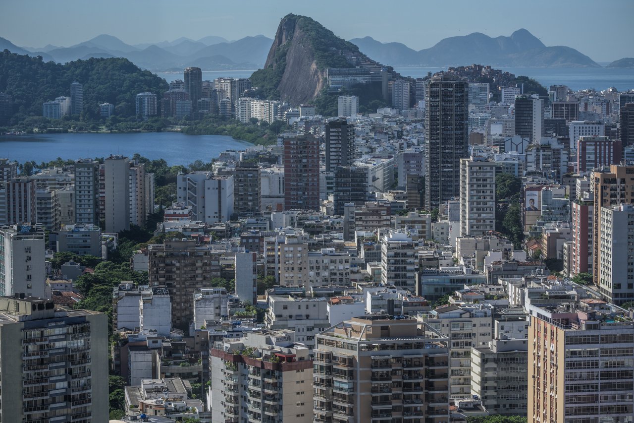 Immeubles de Rio de Janeiro, lagune et reliefs montagneux à l’arrière-plan