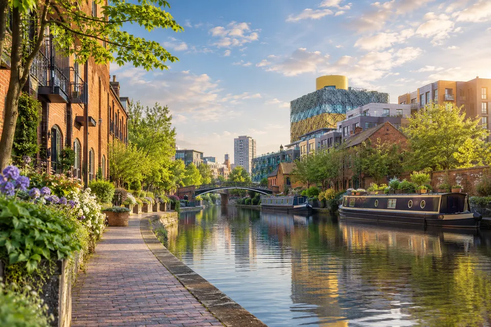 Illustration IA inspirée de Birmingham, Angleterre — scène d’ambiance non documentaire