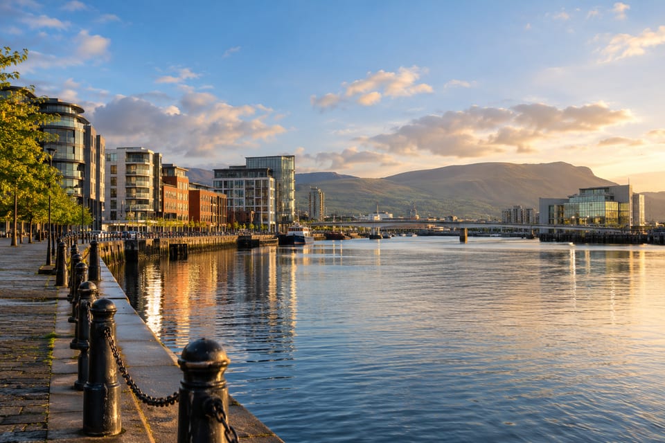 Illustration IA inspirée de Belfast, Irlande du Nord — scène d’ambiance non documentaire