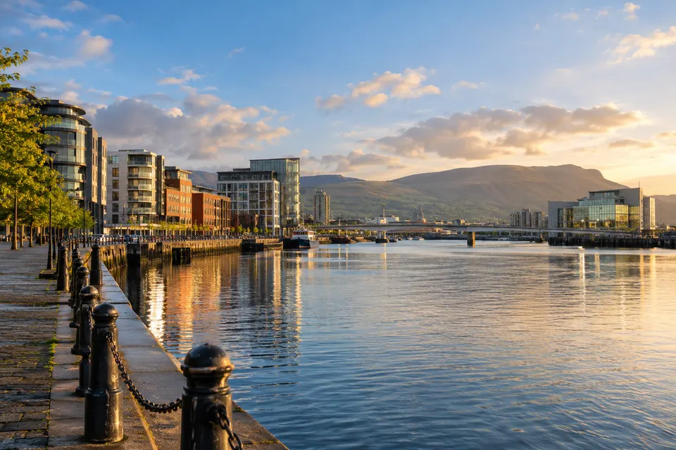 Illustration IA inspirée de Belfast, Irlande du Nord — scène d’ambiance non documentaire