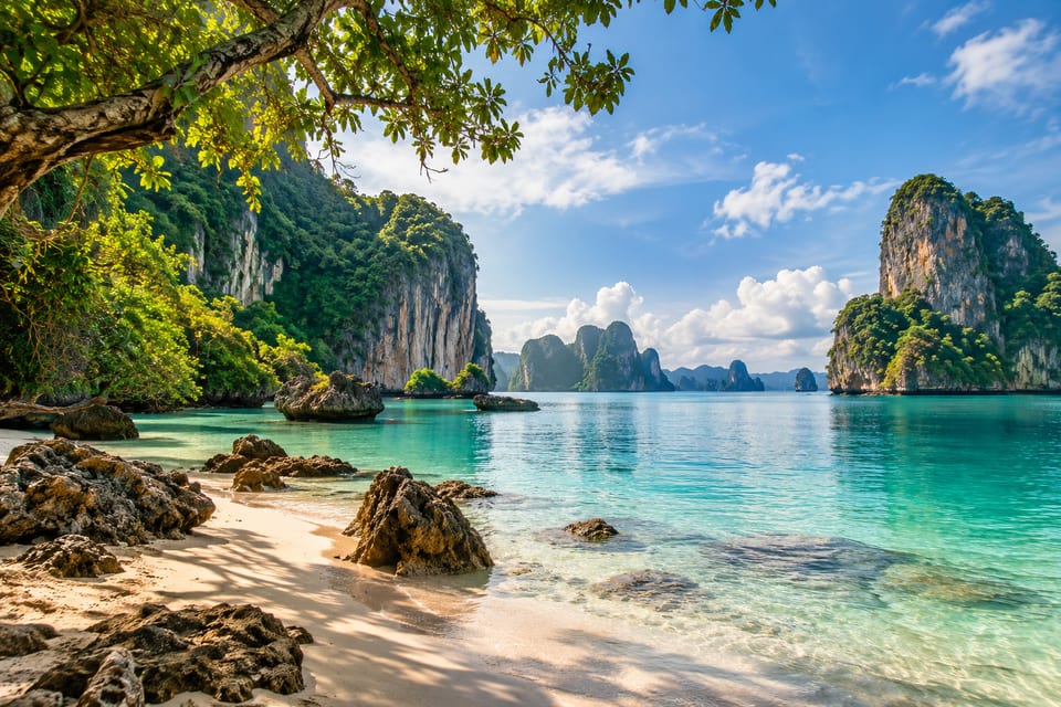 Illustration IA inspirée de Krabi, Thaïlande — scène d’ambiance non documentaire